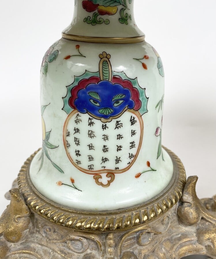 CANTON. Coupe en porcelaine à décor émaillé de fleurs, fruits et papillons (pet…