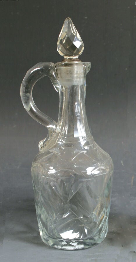 Carafon à anse en verre taillé à motif de losanges convexes, triangles et nid d…
