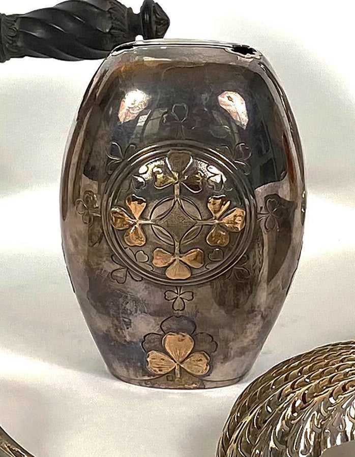 CARDEILHAC - Tirelire en argent et vermeil (925 ‰) de forme ovoïde à deux médai…