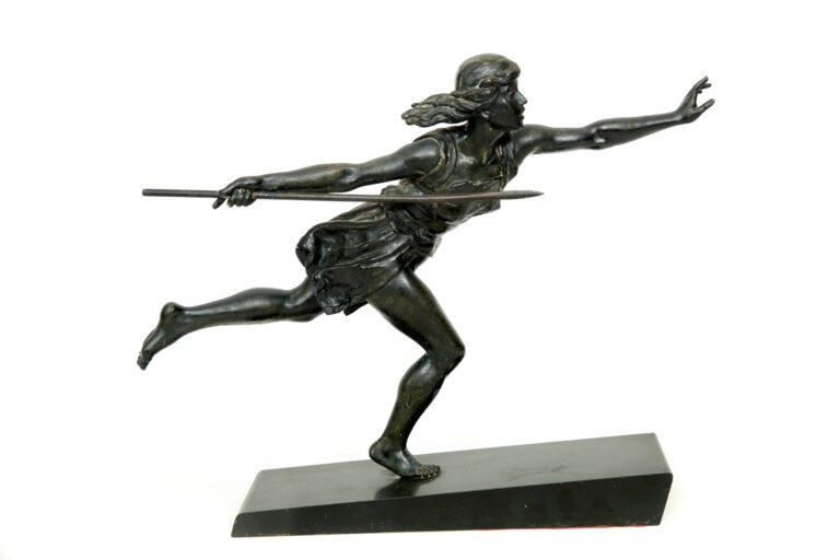 CARLIER (XXème siècle). - Lanceuse de javelot - Régule à patine médaille sur un…