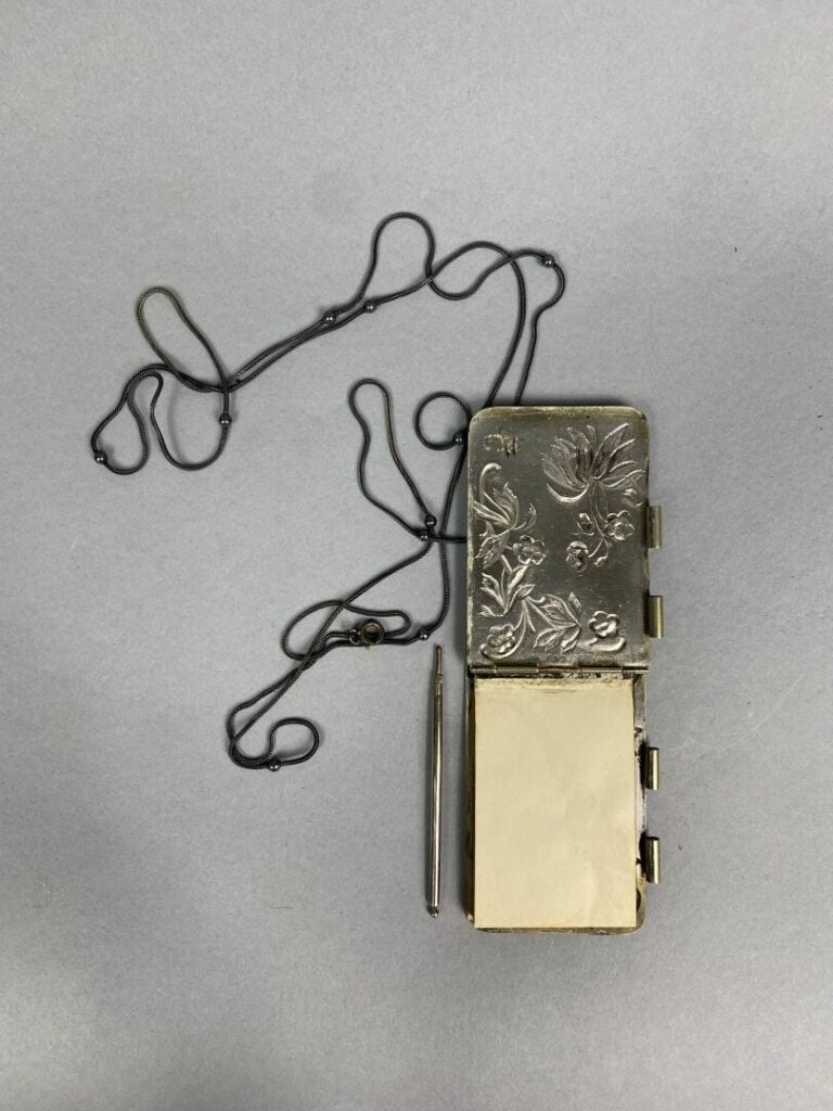 Carnet de bal en métal à décor de fleurs et pampres de vigne - 10 x 7 cm