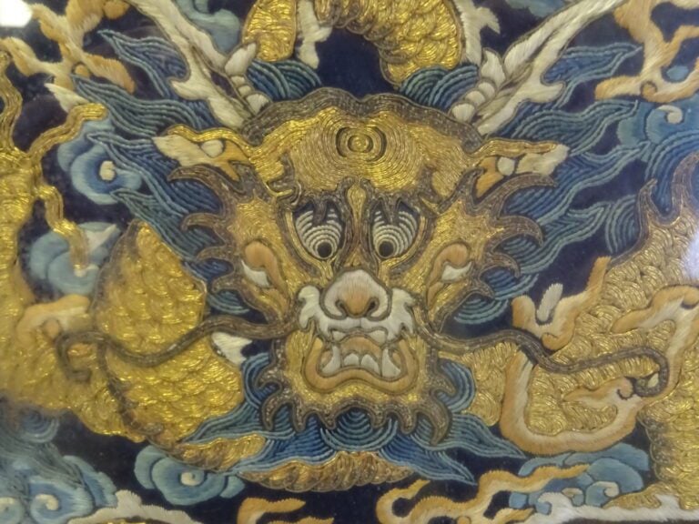 CARRE DE MANDARIN EN SOIE BRODEE AUX FILS D'OR ET POLYCHROMES - Chine, milieu X…