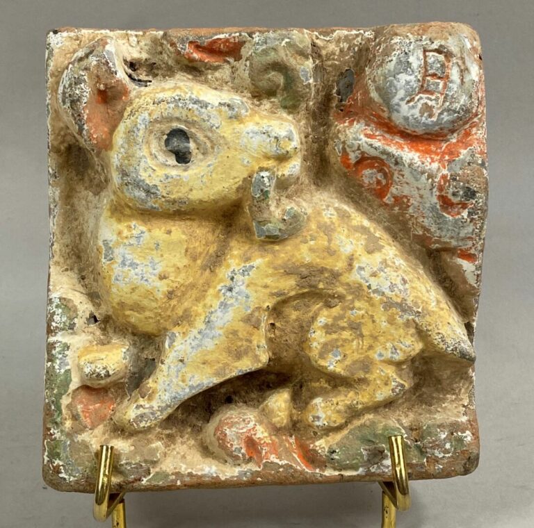 Carreau en pierre polychrome sculpté à décor d'une souris stylisée - 12 x 12 cm…