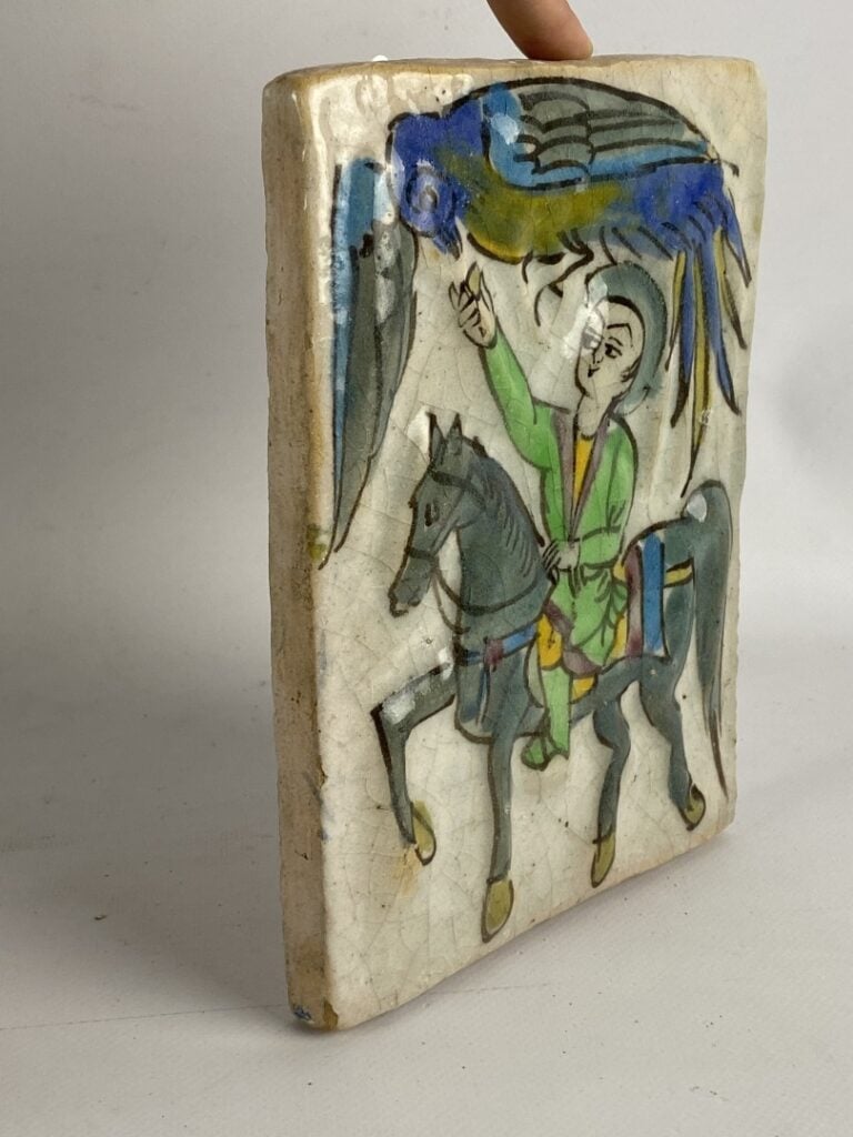 Carreau sur tuile à décor émaillé polychrome figurant un cavalier et un oiseau…