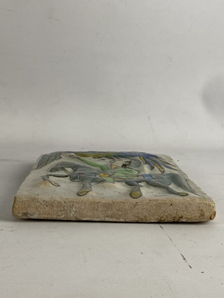 Carreau sur tuile à décor émaillé polychrome figurant un cavalier et un oiseau…