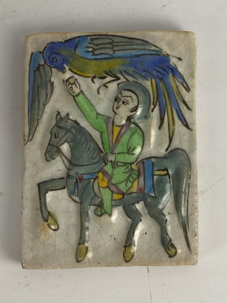 Carreau sur tuile à décor émaillé polychrome figurant un cavalier et un oiseau…