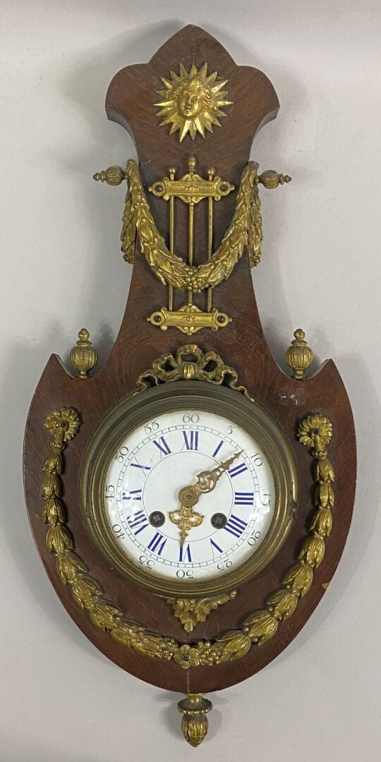 Cartel d'applique de forme lyre en bois, à décor en bronze doré de guirlandes d…