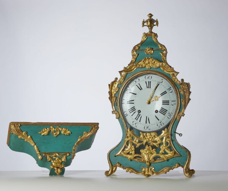 Cartel d'applique de style Louis XV en bois laqué vert et garniture de bronze d…