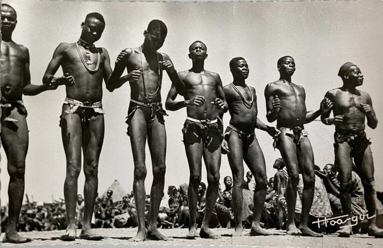 CARTES POSTALES Classeur : - - Lib. "Au Messager" Hoa.Qui. Après 1940. - Enviro…