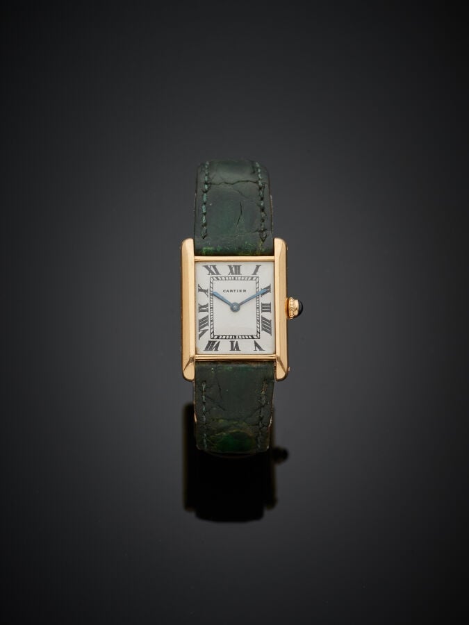 CARTIER - BRACELET MONTRE rectangulaire, modèle "Tank" en or jaune (750‰). Cadr…