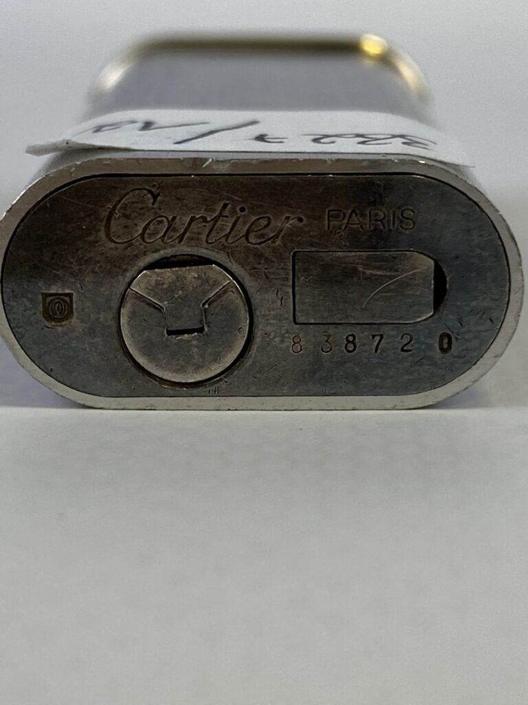 CARTIER. - Briquet en métal argenté et doré.