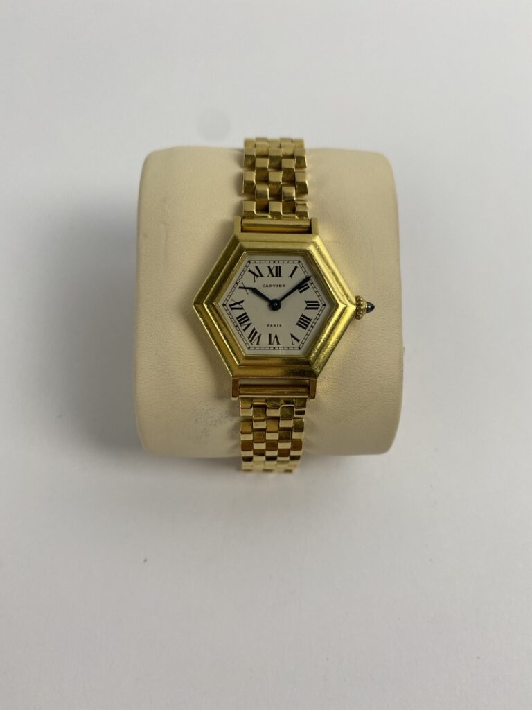 CARTIER - Montre bracelet de dame en or jaune (750), boîtier haxagonal - Cadran…