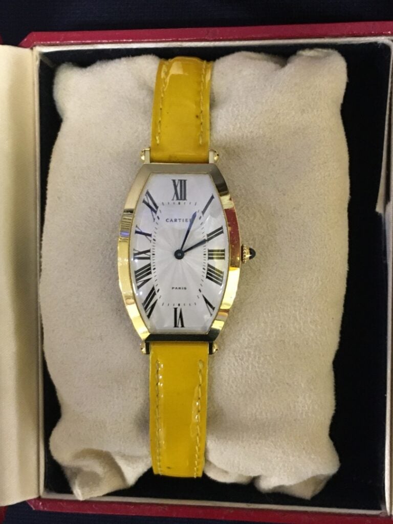 CARTIER. - Montre d'homme modèle tonneau, en or 750 millièmes, avec la boite, p…