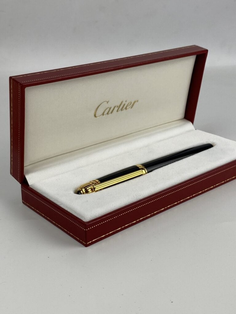 CARTIER, Pasha - Stylo plume en resine noire et métal doré, plume en or (750) -…