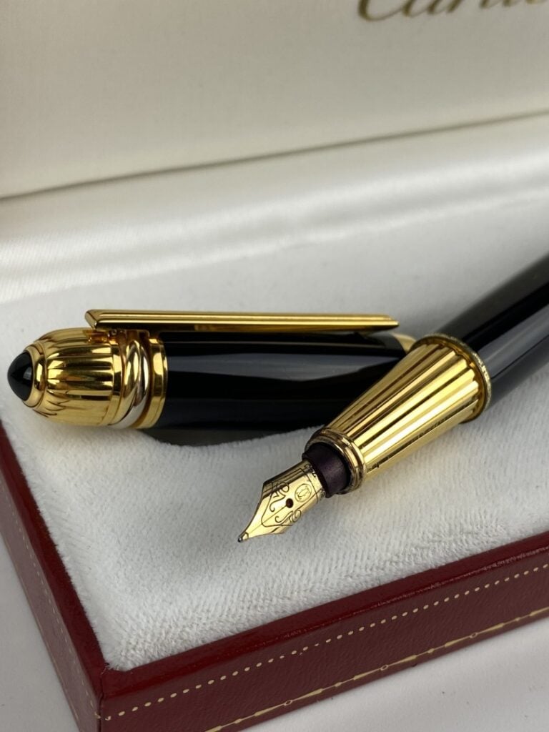 CARTIER, Pasha - Stylo plume en resine noire et métal doré, plume en or (750) -…