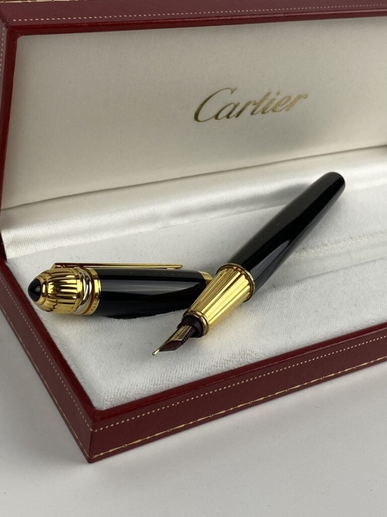CARTIER, Pasha - Stylo plume en resine noire et métal doré, plume en or (750) -…