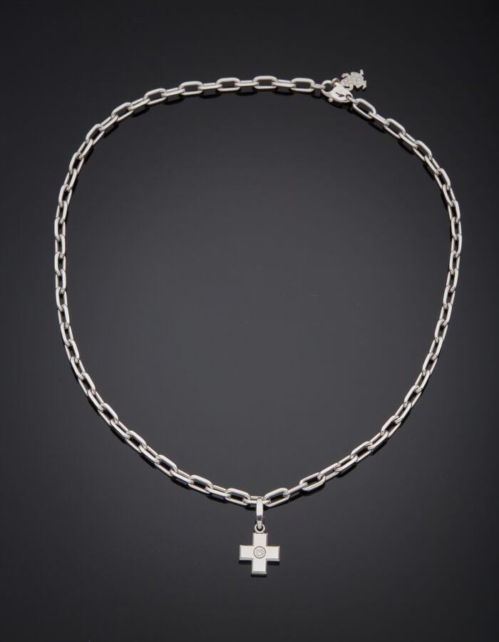 CARTIER - PENDENTIF « croix », et sa CHAINE à maillons ovales, en or gris (750‰…