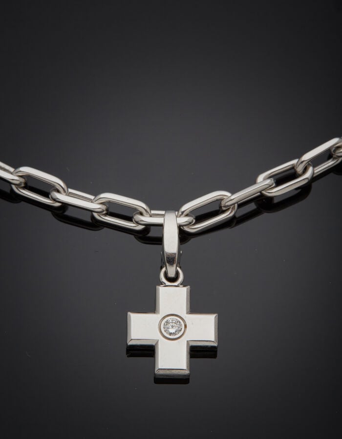CARTIER - PENDENTIF « croix », et sa CHAINE à maillons ovales, en or gris (750‰…
