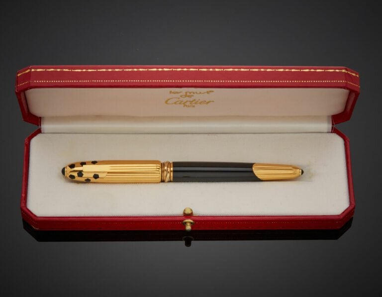 CARTIER - STYLO A PLUME « Panthère » en métal doré godronné et uni, laque noir…