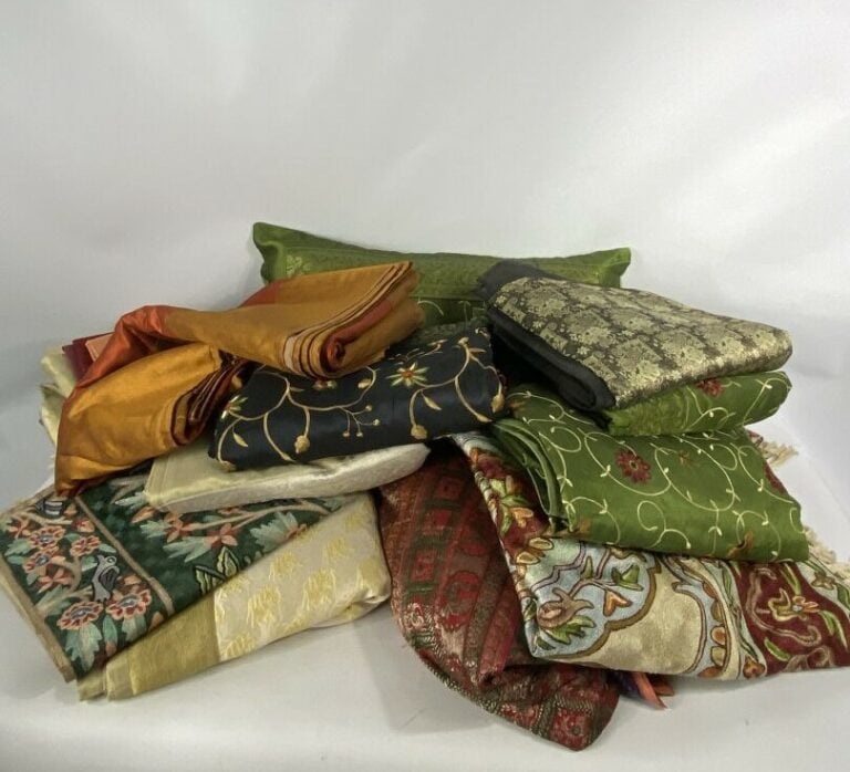 Carton comprenant des tenture et tissus brodés, on y joint un coussin et housse…
