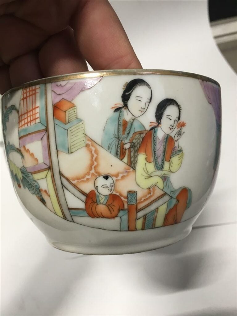 CARTON EN PLUS LOT DE TROIS (3) BOLS EN PORCELAINE - Composé : - - d'une paire…