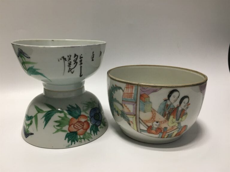 CARTON EN PLUS LOT DE TROIS (3) BOLS EN PORCELAINE - Composé : - - d'une paire…