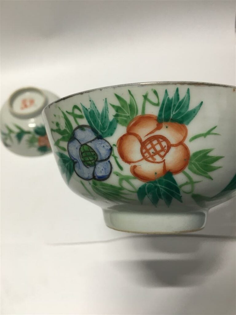 CARTON EN PLUS LOT DE TROIS (3) BOLS EN PORCELAINE - Composé : - - d'une paire…