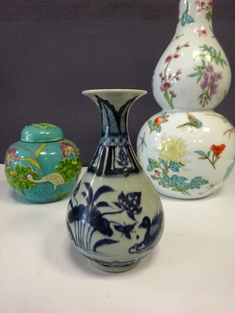 CARTON [-] LOT DE TROIS (3) PORCELAINES - Chine, - Comprenant: - - Une petite p…