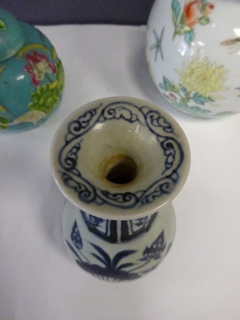 CARTON [-] LOT DE TROIS (3) PORCELAINES - Chine, - Comprenant: - - Une petite p…