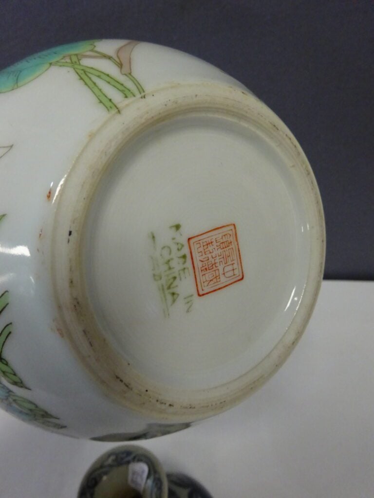 CARTON [-] LOT DE TROIS (3) PORCELAINES - Chine, - Comprenant: - - Une petite p…
