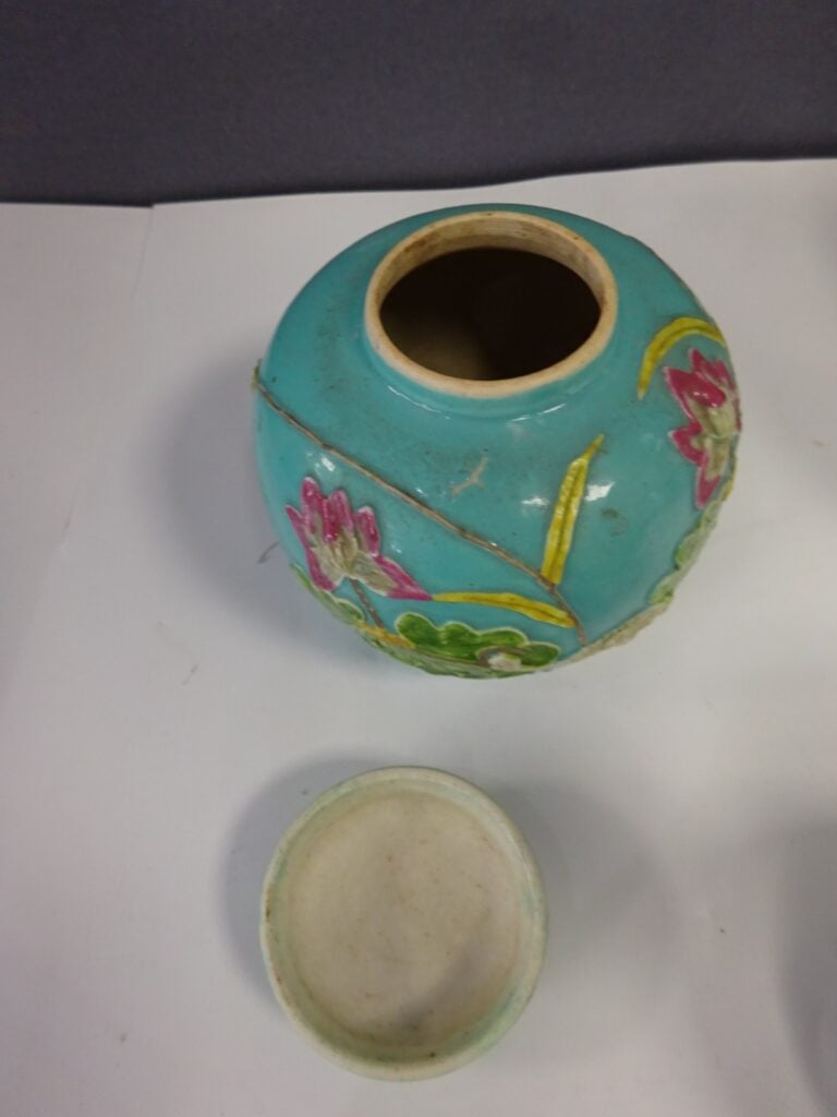 CARTON [-] LOT DE TROIS (3) PORCELAINES - Chine, - Comprenant: - - Une petite p…