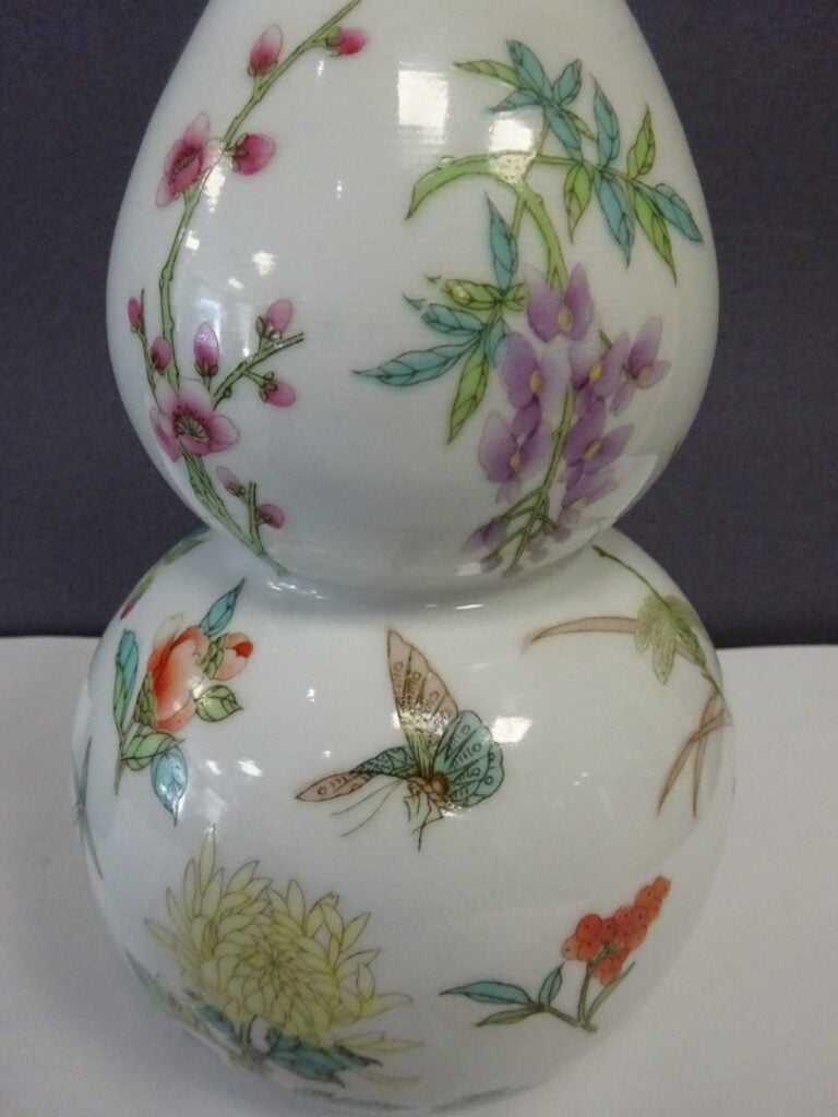 CARTON [-] LOT DE TROIS (3) PORCELAINES - Chine, - Comprenant: - - Une petite p…