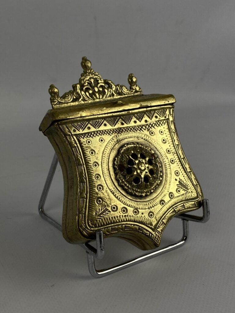 Cartouchière ottomane dite palaska en bronze ciselé à décor de rosace et entour…