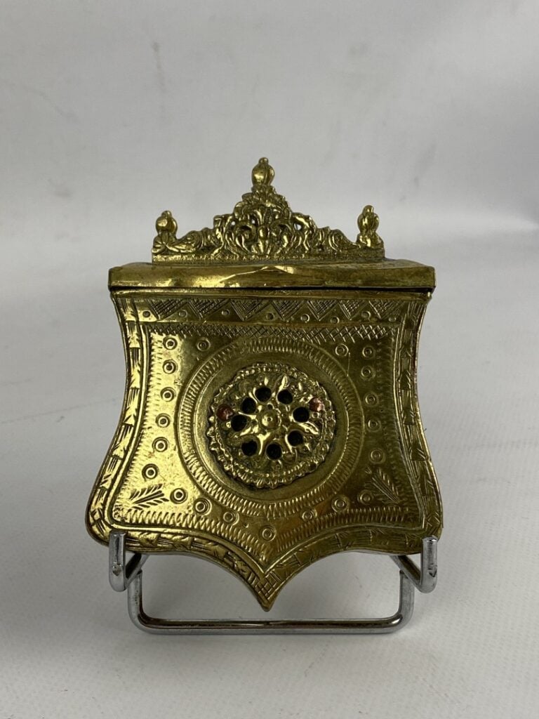 Cartouchière ottomane dite palaska en bronze ciselé à décor de rosace et entour…