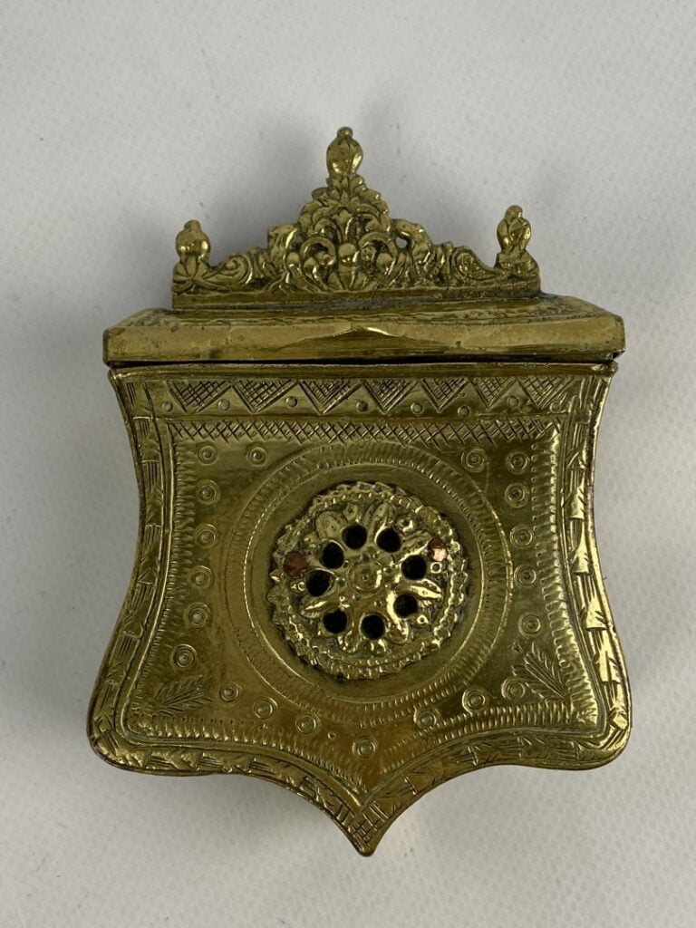 Cartouchière ottomane dite palaska en bronze ciselé à décor de rosace et entour…