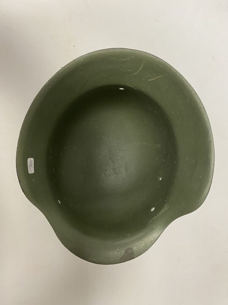 Casque allemand, modèle 1942 (manque la coiffe, possiblement repeint).