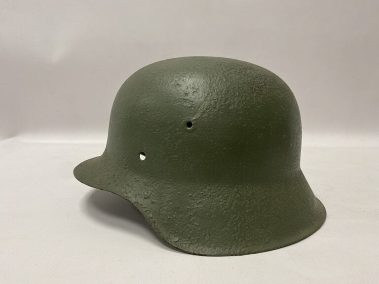 Casque allemand, modèle 1942 (manque la coiffe, possiblement repeint).