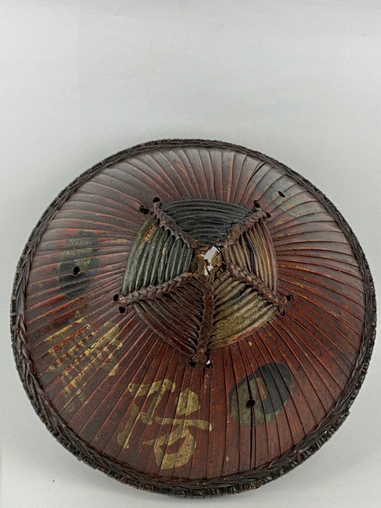 Casque en rotin peint et vernis rouge - Probablement Dynastie Qing - De forme c…