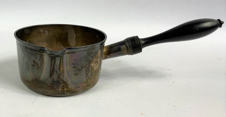 Casserole en argent (925) uni, prise en bois noirci - Poids brut : 208.4 g