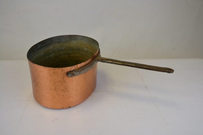 Casserole en cuivre. - Hauteur: 12,5 cm. ; Largeur: 22,5 cm.