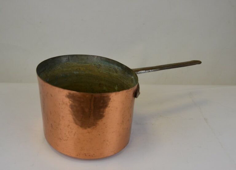 Casserole en cuivre. - Hauteur: 12,5 cm. ; Largeur: 22,5 cm.