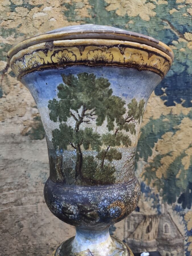 CASTELLI - Grand vase couvert sur pied, décor tournant d'un paysage polychrome…