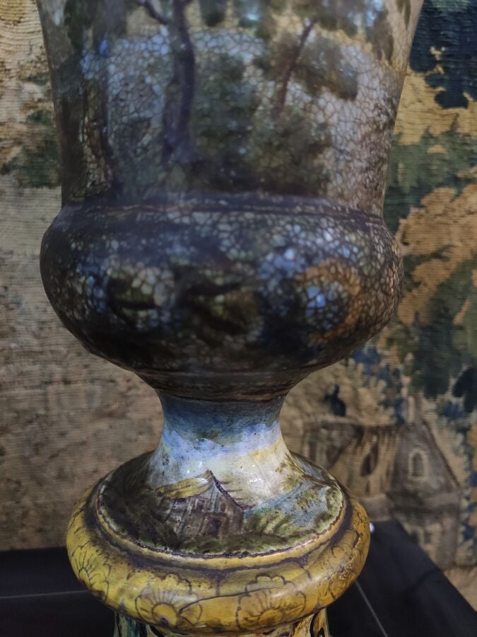 CASTELLI - Grand vase couvert sur pied, décor tournant d'un paysage polychrome…