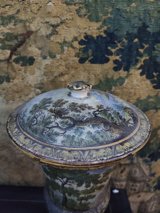 CASTELLI - Grand vase couvert sur pied, décor tournant d'un paysage polychrome…