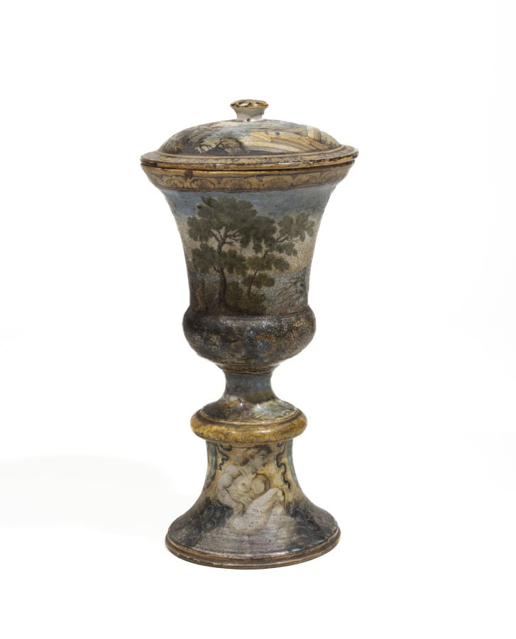 CASTELLI - Grand vase couvert sur pied, décor tournant d'un paysage polychrome…