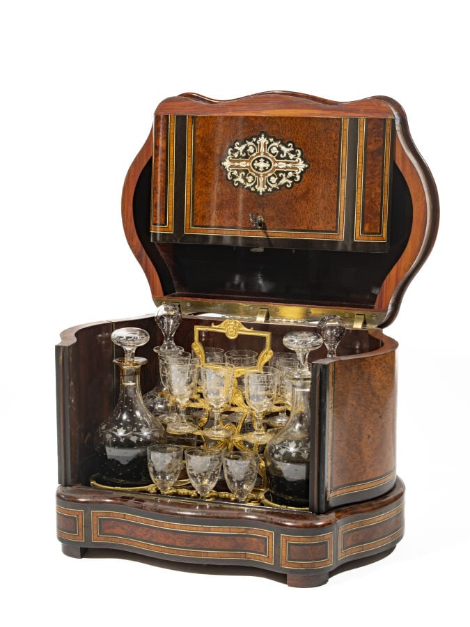Cave à liqueur en placage de loupe avec médaillon incrusté d'ébène et d'ivoire.…