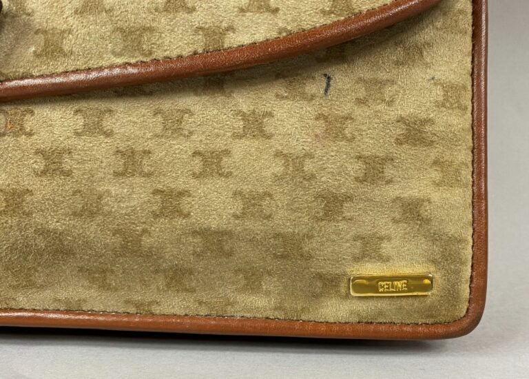 CELINE - Pochette en peau beige à motifs monogrammé et cuir naturel, intérieur…