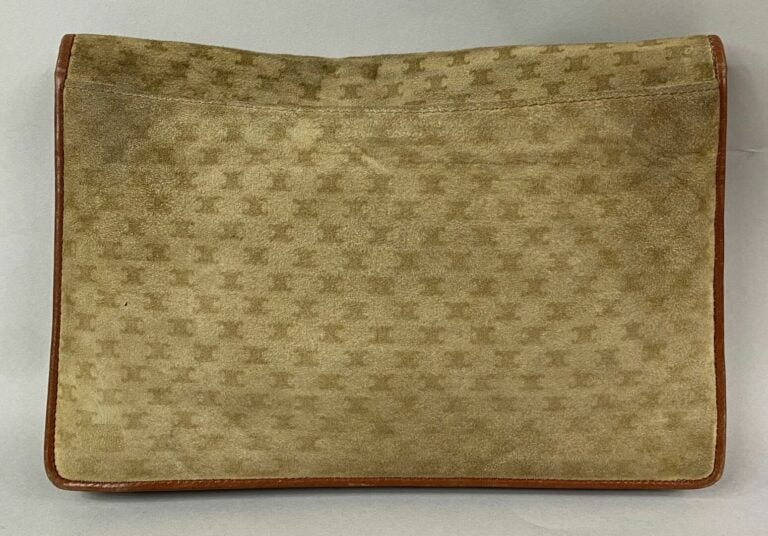 CELINE - Pochette en peau beige à motifs monogrammé et cuir naturel, intérieur…
