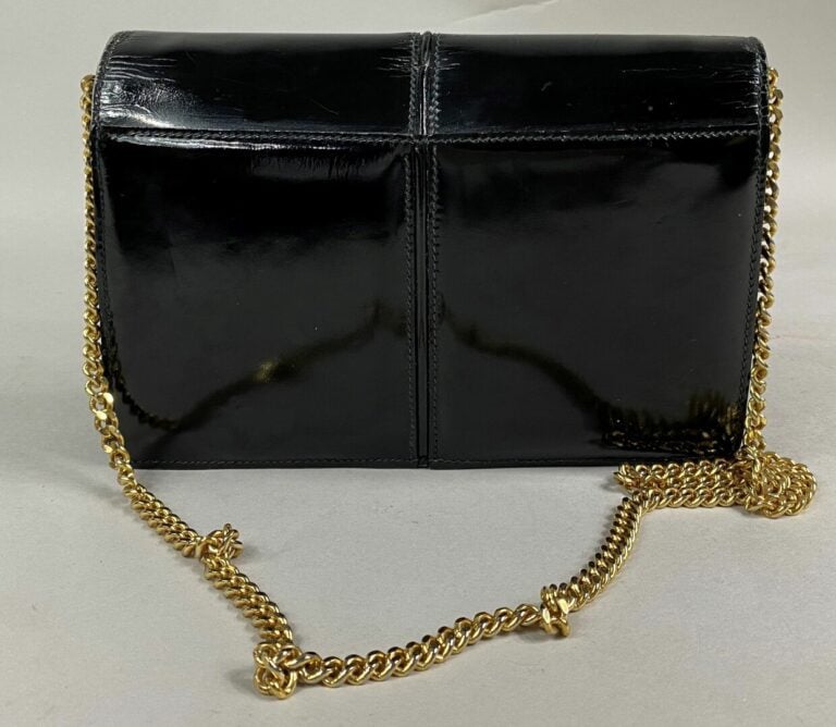 CELINE - Sac du soir en cuir verni noir, fermoir à rabat monogrammé "C", anse b…