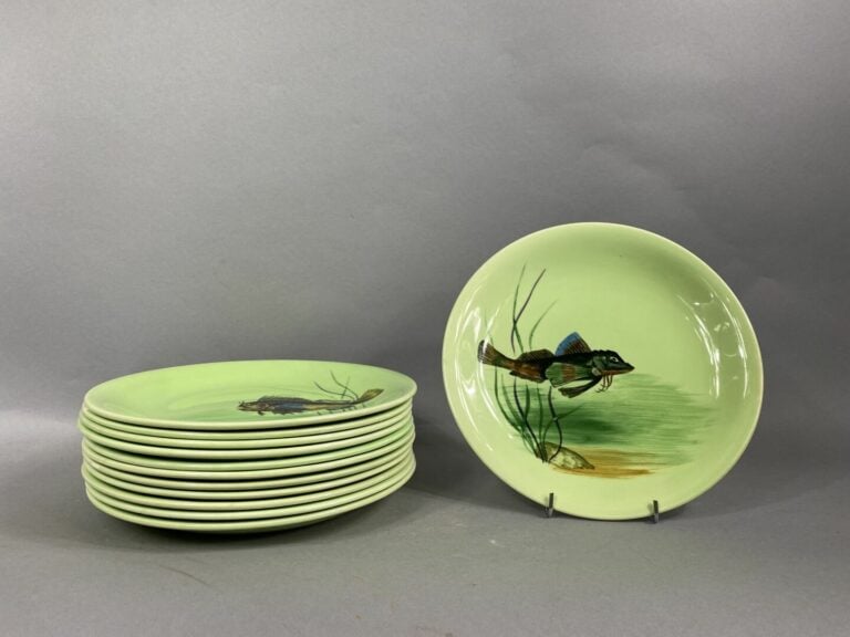 CEREL - Partie de service à poisson comprenant 12 assiettes en faïence à décor…